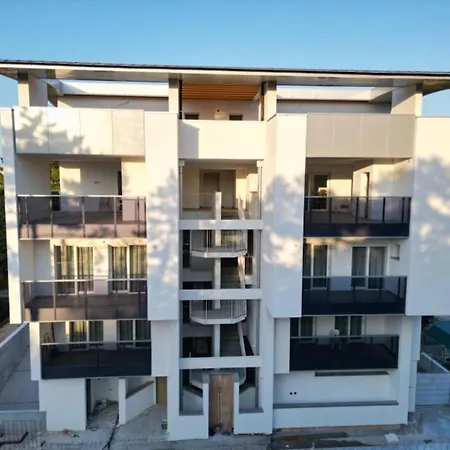 דירה Flat In With Pool ביביונה